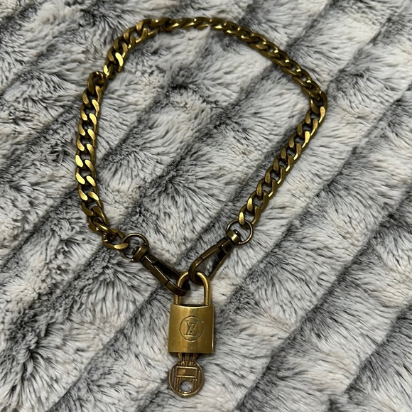 #203 Louis Vuitton lock and key necklace RARE - Picture 1 of 5